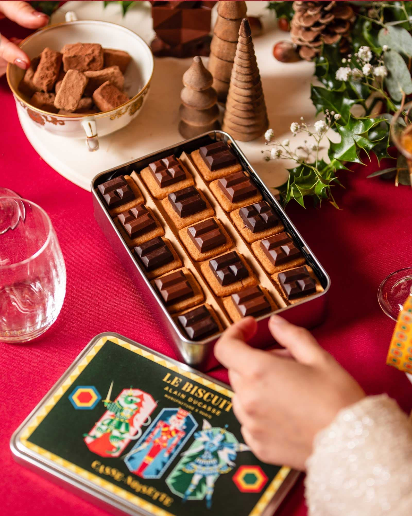 Dark and milk chocolate filled with gingerbread praline