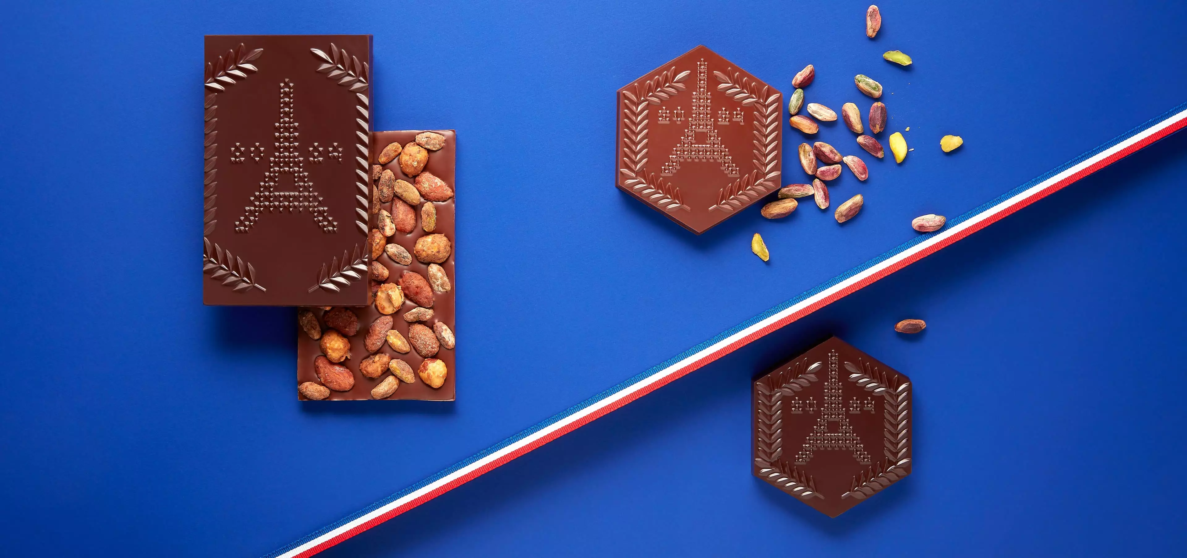 découvrez les créations exclusives de la Manufacture de Chocolat, mettant en lumière le monument le plus emblématique de Paris, tout en chocolat.